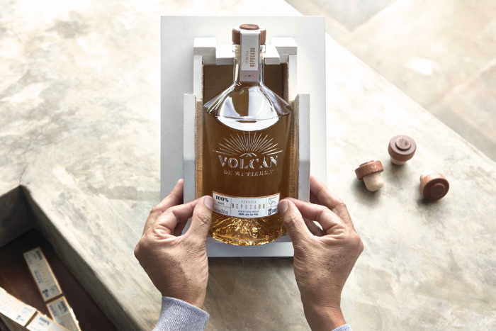 Volcan de mi Tierra Reposado tequila labelling bottle