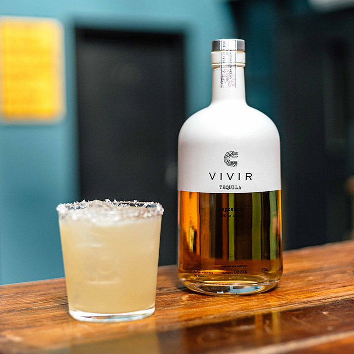 VIVIR Tequila Reposado bottle and cocktail 2